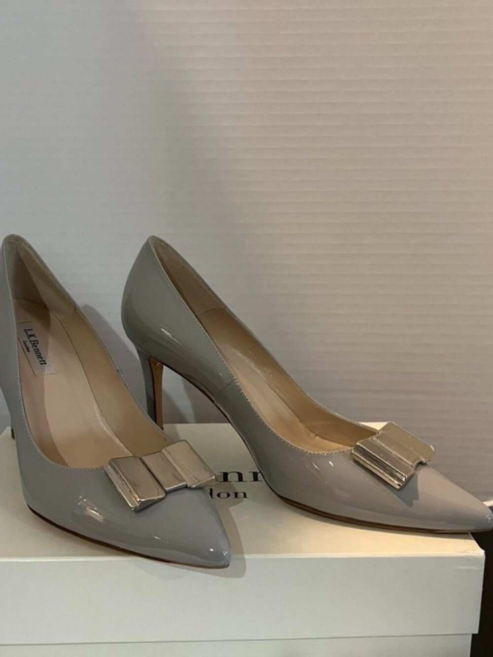 L.K. Bennett London, New, Light Gray Patent Leather Pumps w/Bows, Size: 9 - Picture 6 of 7